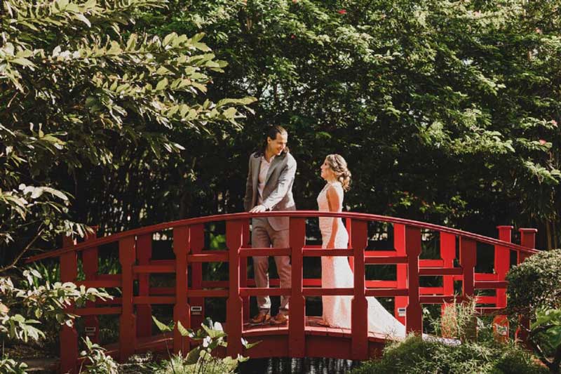 couple photography on a red bridge
